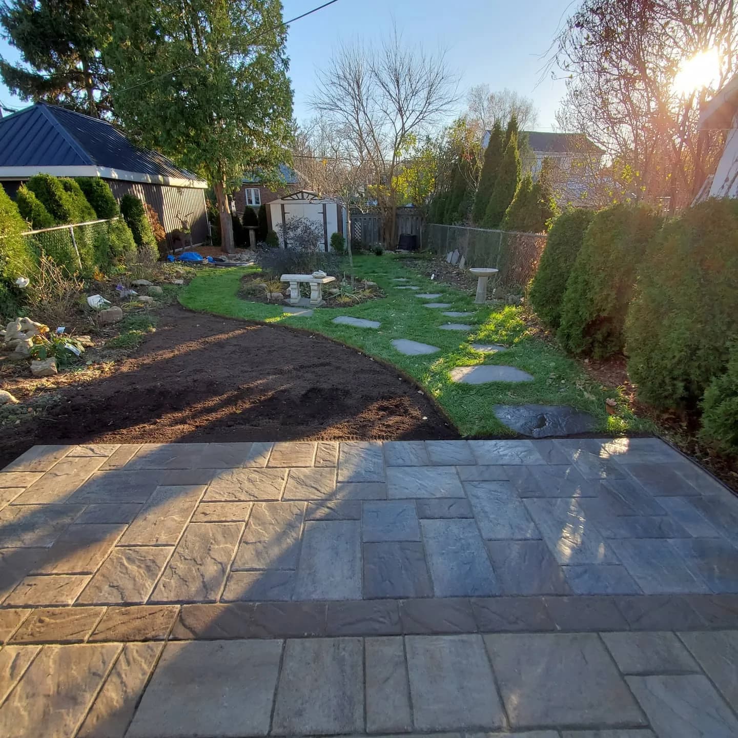 Backyard landscape design with hardscaping patio and stepping-stone walkway