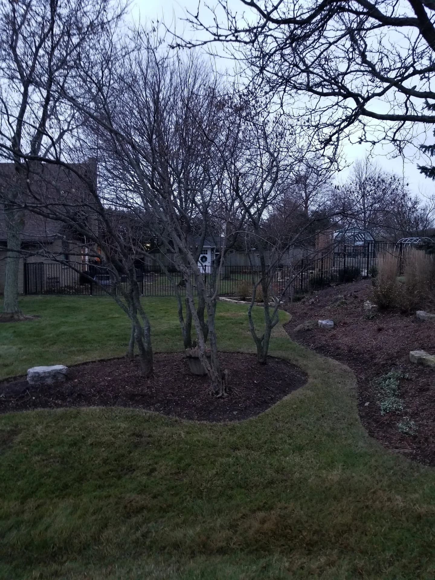 After fall yard clean up in Hamilton with cleared beds, fresh mulch, crisp lawn edging, and a tidy backyard